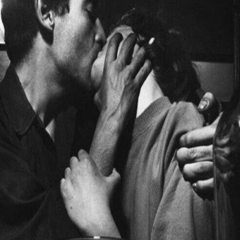 Imagem Dois Homens se Beijando